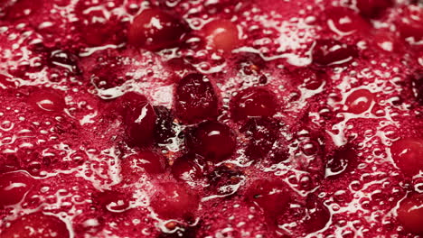 los arándanos congelados cocinando para el té o la mermelada, el fondo de cerca de las bayas de arándanos en la cocina, el chef haciendo pastel de postre saludable.