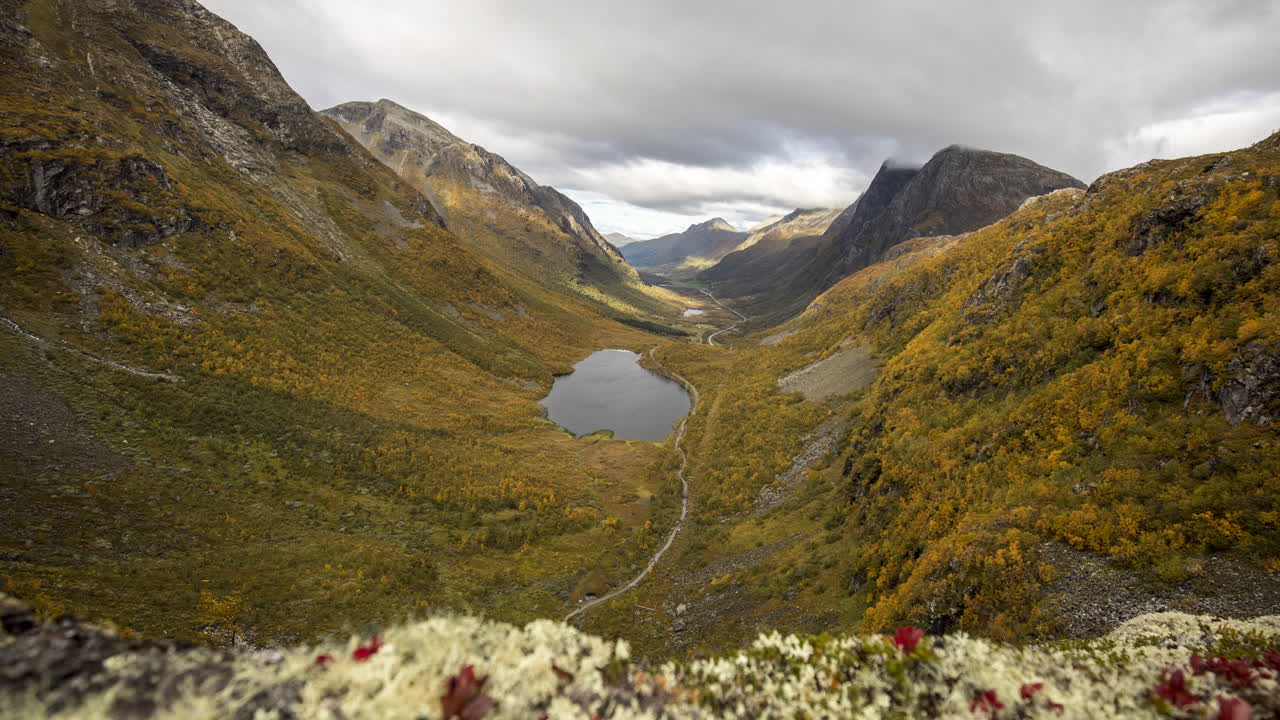 timelapse 4k de un valle en noruega alejar strandadalen