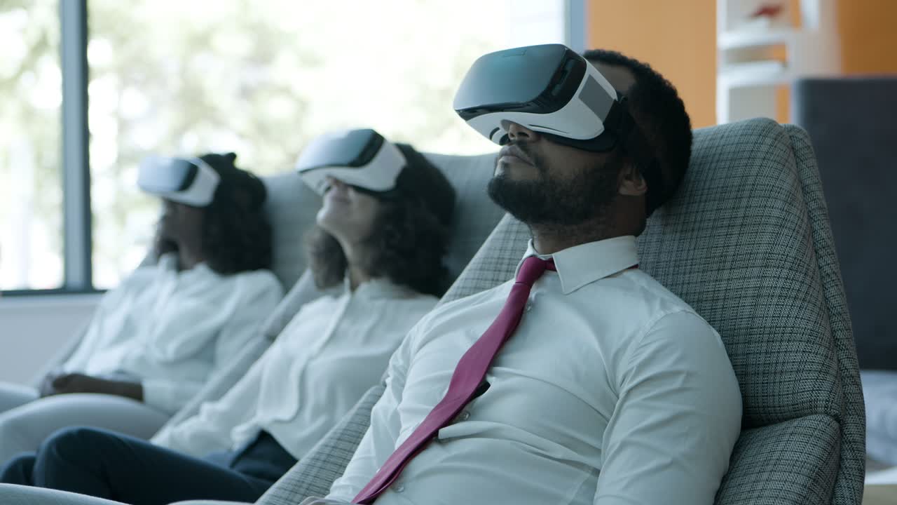 hombres de negocios sonrientes en auriculares vr