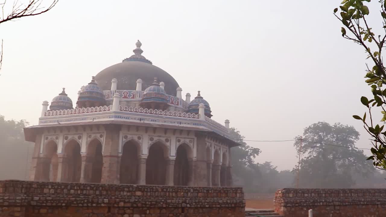 Nila gumbad de la tumba de Humayun vista exterior en una mañana brumosa desde una perspectiva única