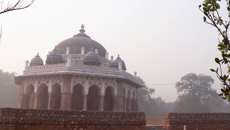 Nila-Gumbad-Vom-Humayun-Grab-Außenansicht-Am-Nebligen-Morgen-Aus-Einzigartiger-Perspektive