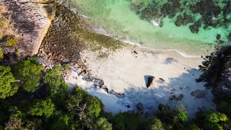 las rocas, la playa de arena solitaria, la isla de koh lipe, tailandia.