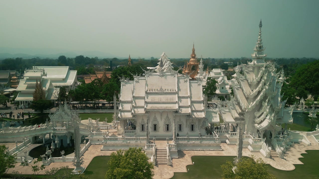 Vista aerea del Tempio Bianco Wat Rong Khun a Chiang Rai.