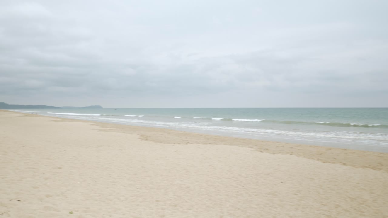 해변 바다 모래와 하늘 풍경 보기