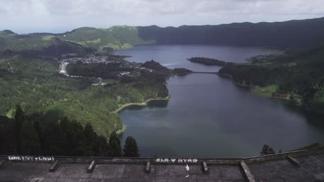 Turista-En-La-Cima-Del-Palacio-De-Monte-Con-Vistas-A-La-Laguna-De-São-Miguel,-Azores