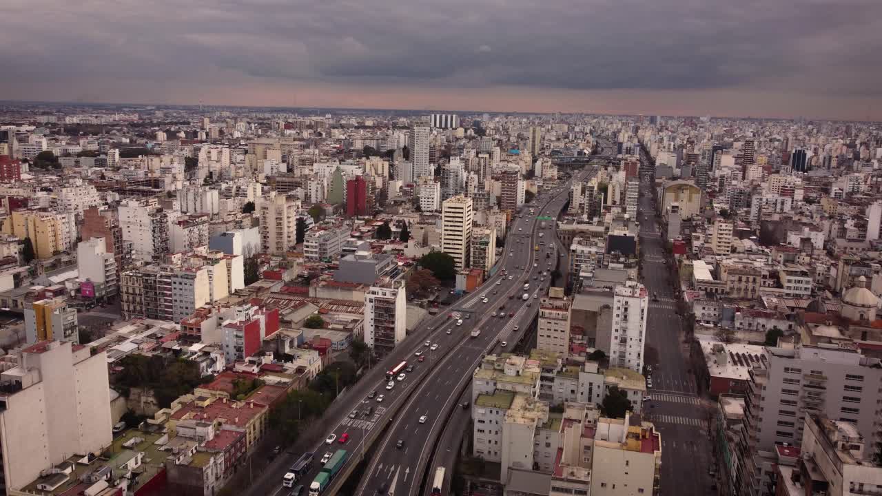 vista de pájaro sobre la concurrida carretera en el centro de buenos aires en argentina