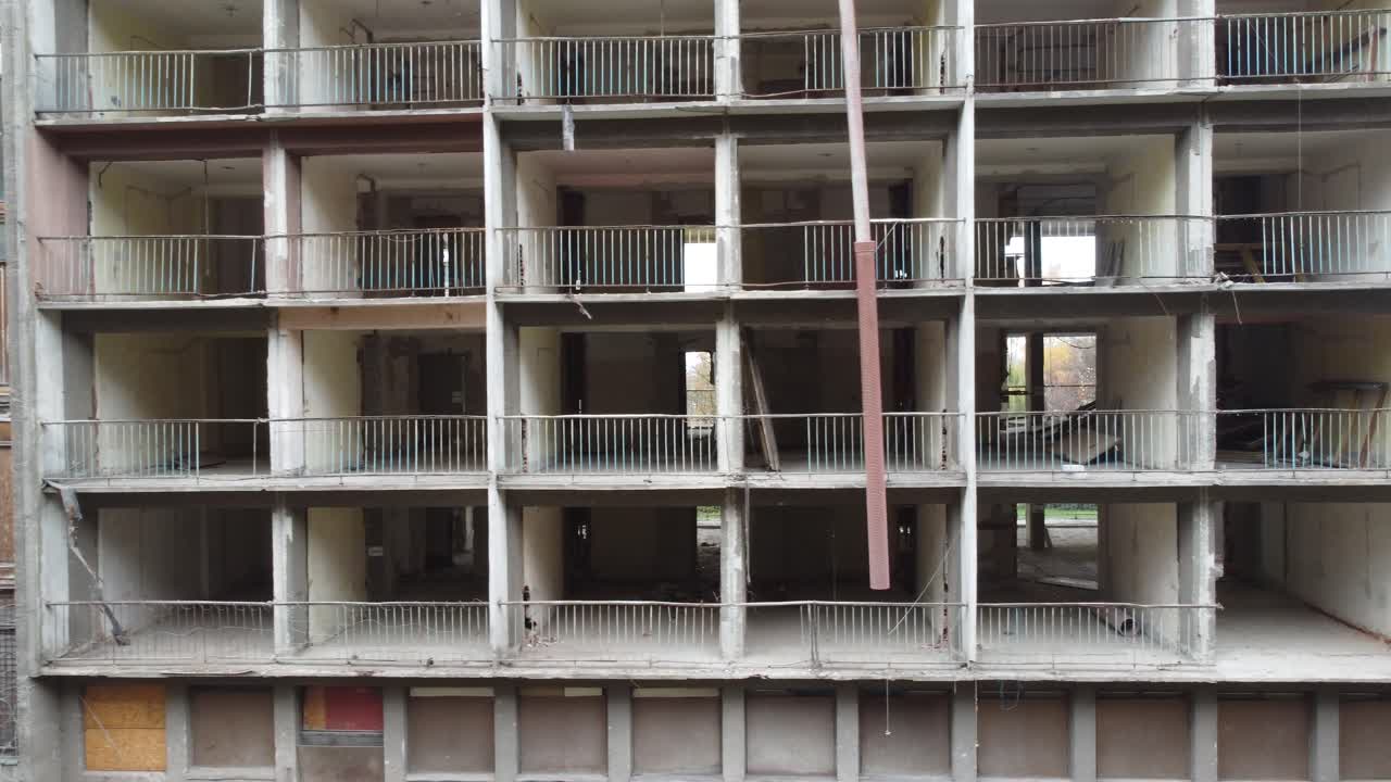 부서진 집, 동유럽 도시, 드론 4k