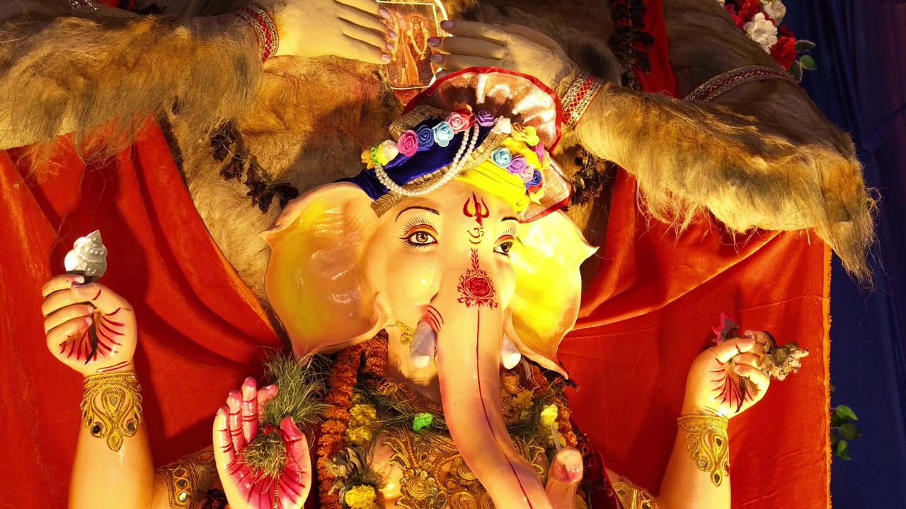 Lord Ganesha è la venerata divinità indù con la testa di elefante, nota come colui che rimuove gli ostacoli e dio della saggezza, dei nuovi inizi e della prosperità