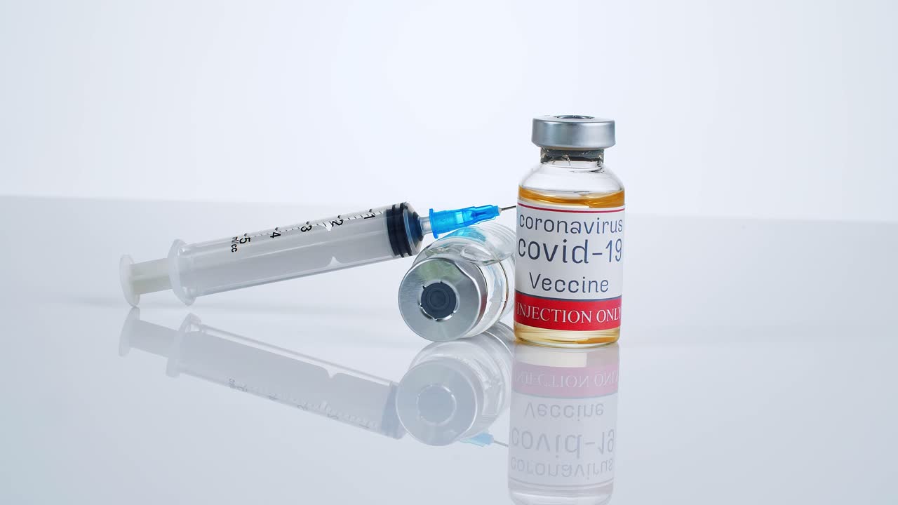 vacuna contra la covid-19 y jeringa