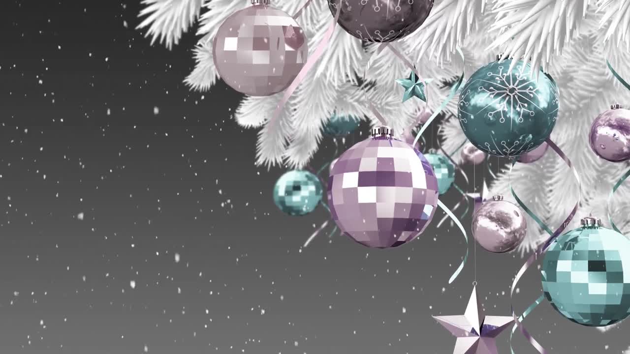 nieve cayendo sobre las bolas de navidad y la decoración de estrellas colgando en la rama del árbol de navidad