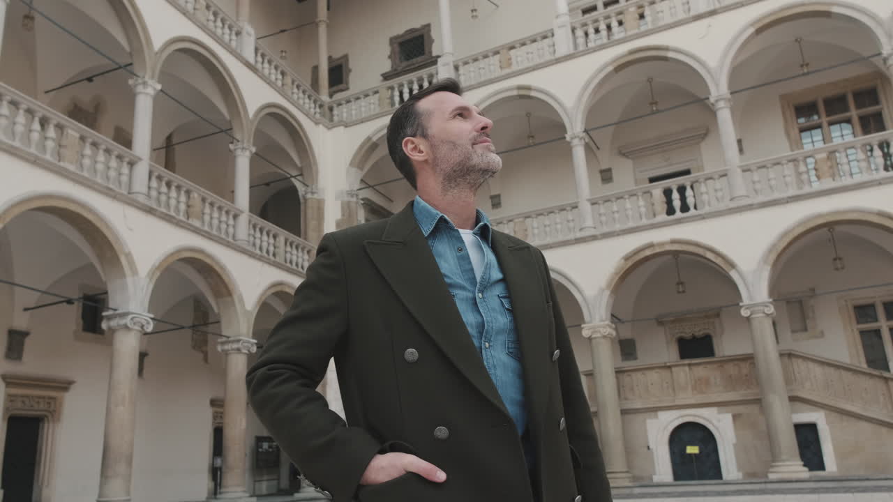 Uomo in un cortile