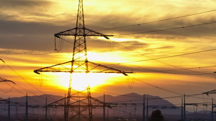 Guindaste de pátio de manobras de subestação elétrica de alta tensão mostra transformadores e linhas de transmissão