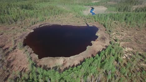 Luftaufnahme-Oder-Flug-über-See-Oder-Teich-In-Schweden