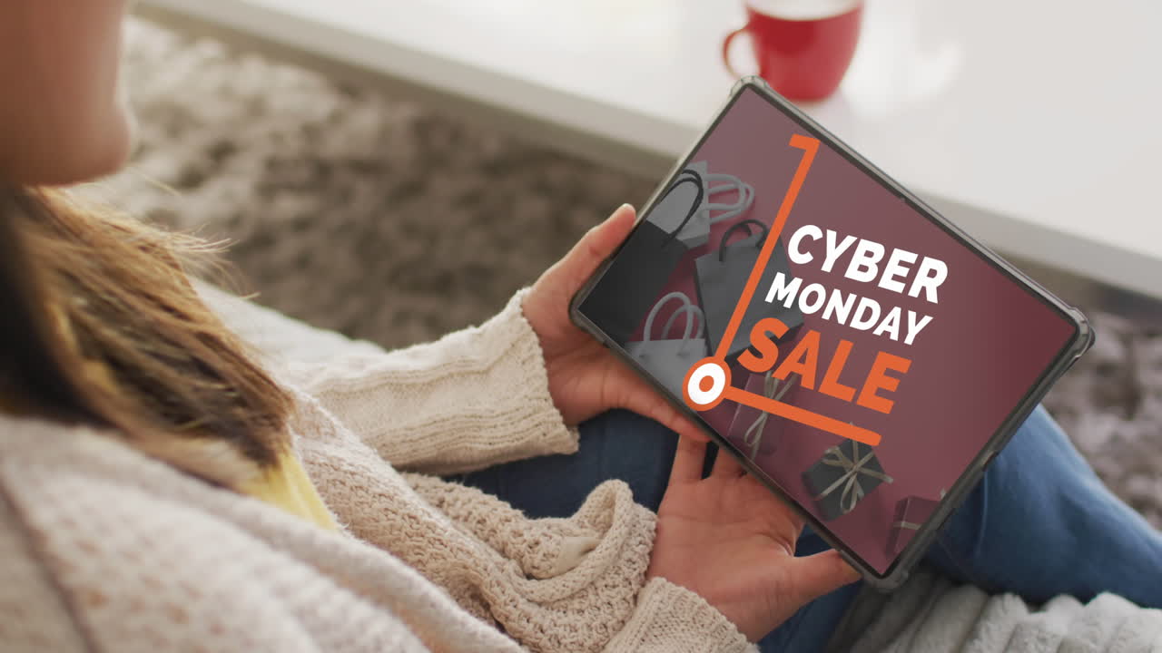 mujer caucásica usando una tableta en casa para comprar en línea, cámara lenta