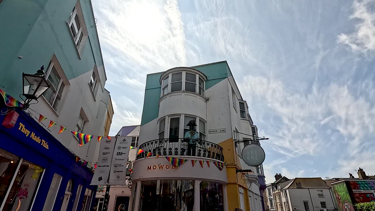 상점 과 장식물 이 있는 활기찬 거리 풍경