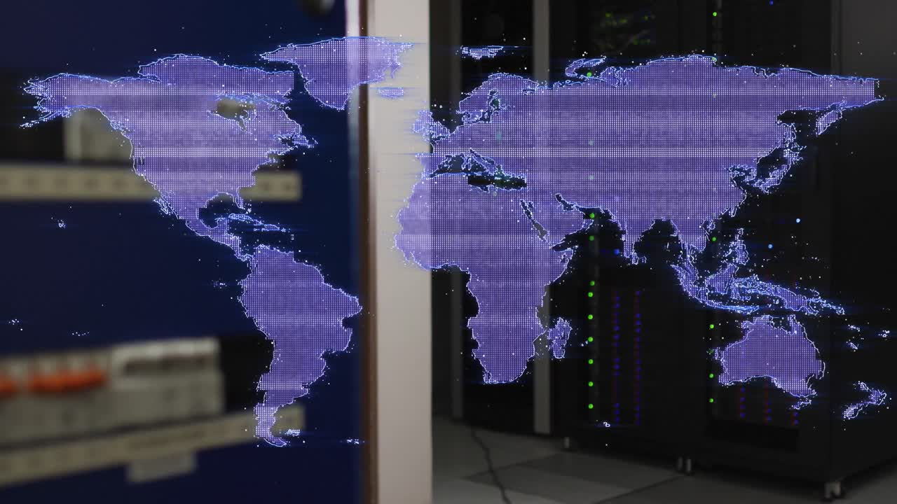 distorsionando el mapa digital púrpura del mundo sobre la sala del servidor de la computadora