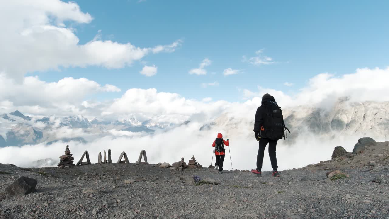 excursionistas en la cima de una montaña