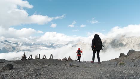 excursionistas en la cima de una montaña