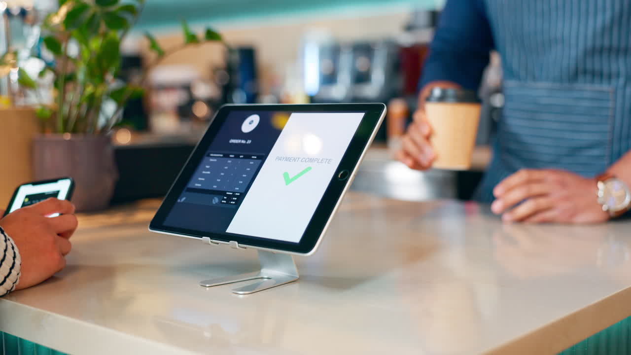 negocios, pos y manos con teléfono para la venta