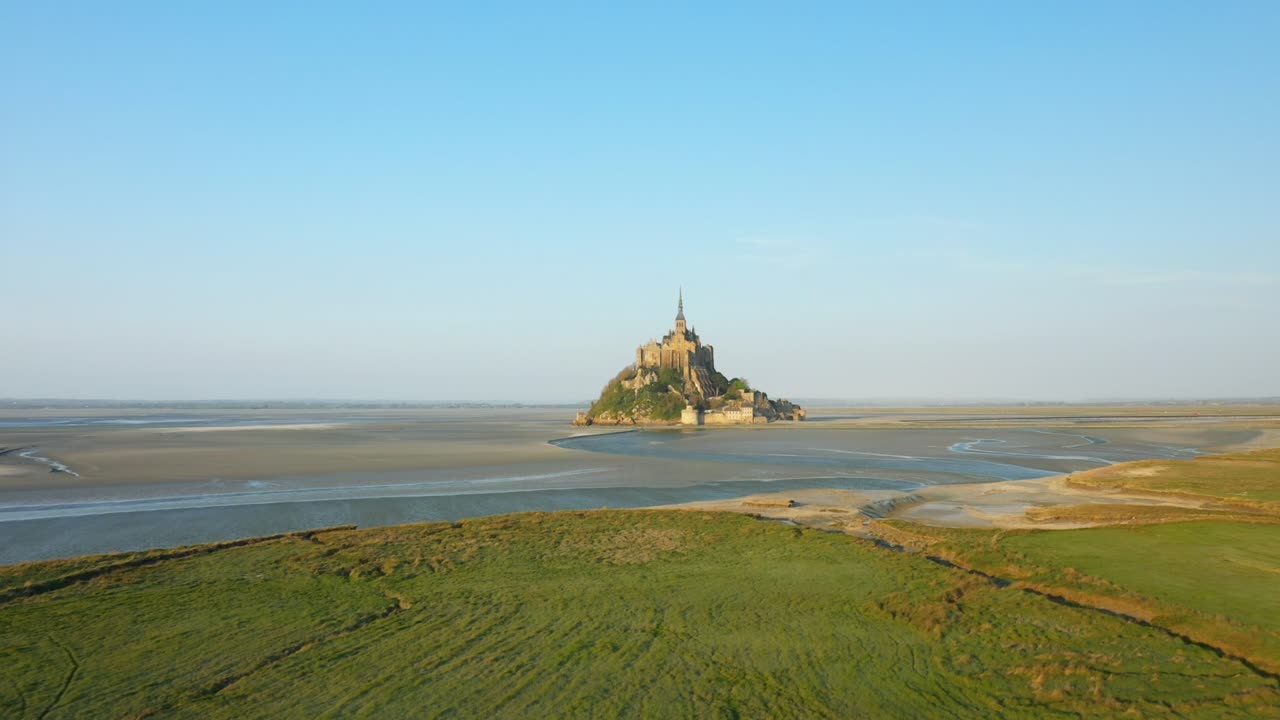 mont saint michel y sus verdes prados en europa, francia, normandía, mancha, en primavera, en un día soleado.