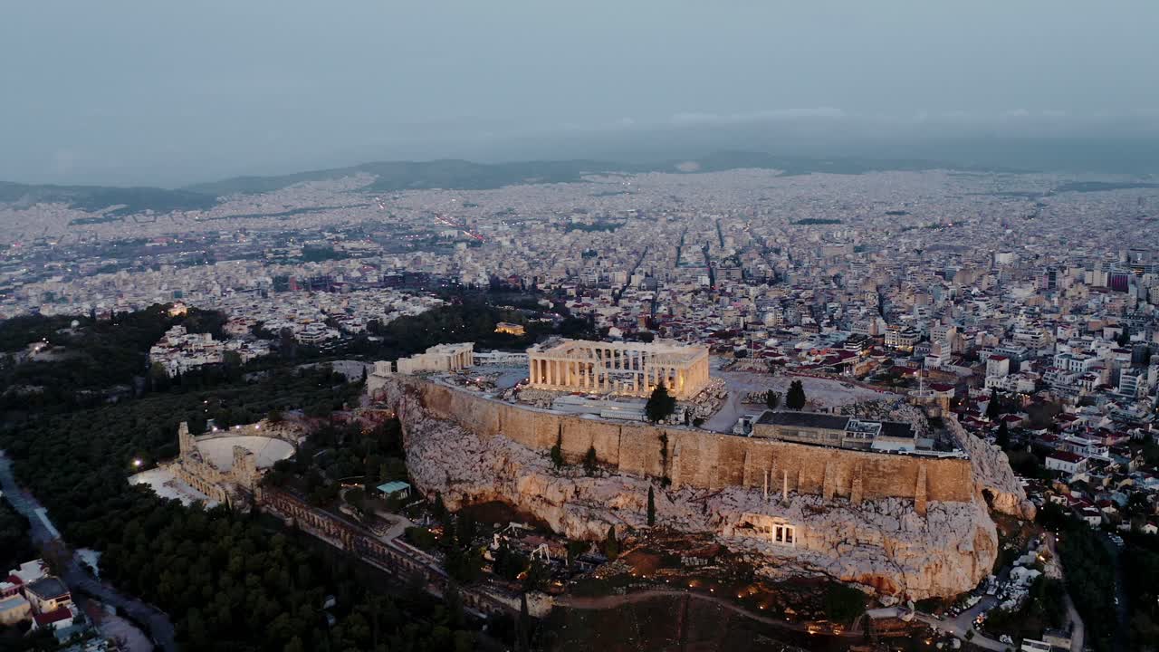 저녁 에 아테네 아크로폴리스 와 헤로데스 오데온 위 에서 촬영 된 4k 드론