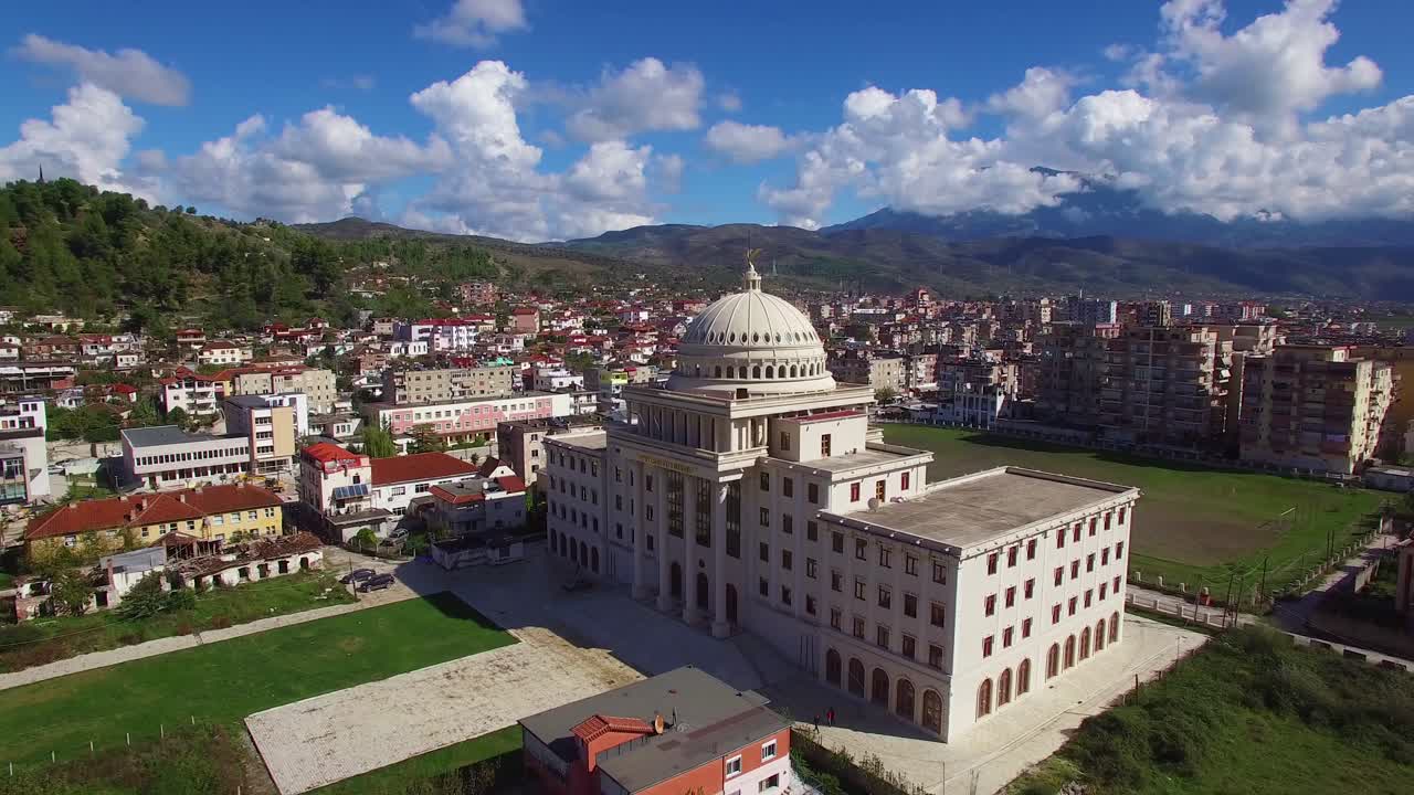 hermosa toma aérea sobre la gran cúpula de la capital o el edificio del gobierno en berat albania
