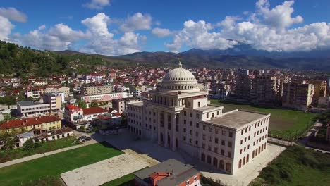 hermosa toma aérea sobre la gran cúpula de la capital o el edificio del gobierno en berat albania
