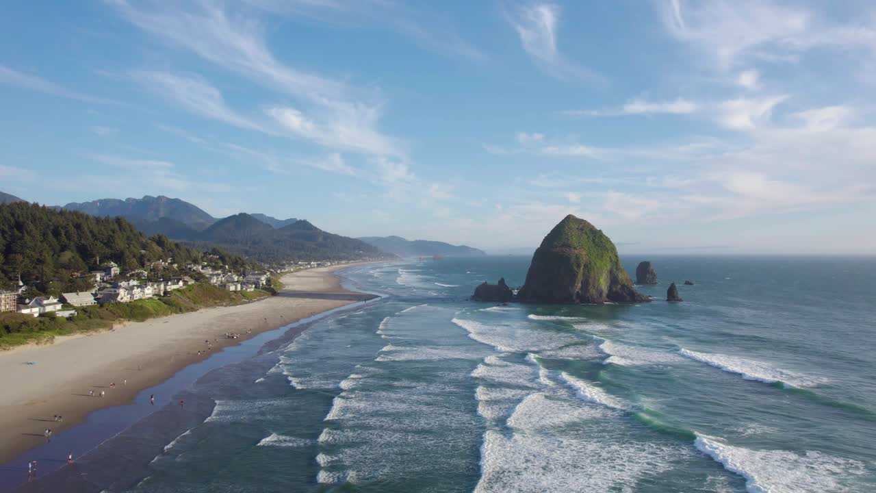 여름 에 오리건 주 캐논 비치 에 있는  ⁇ 더미 바위 의 멋진 공중 사진