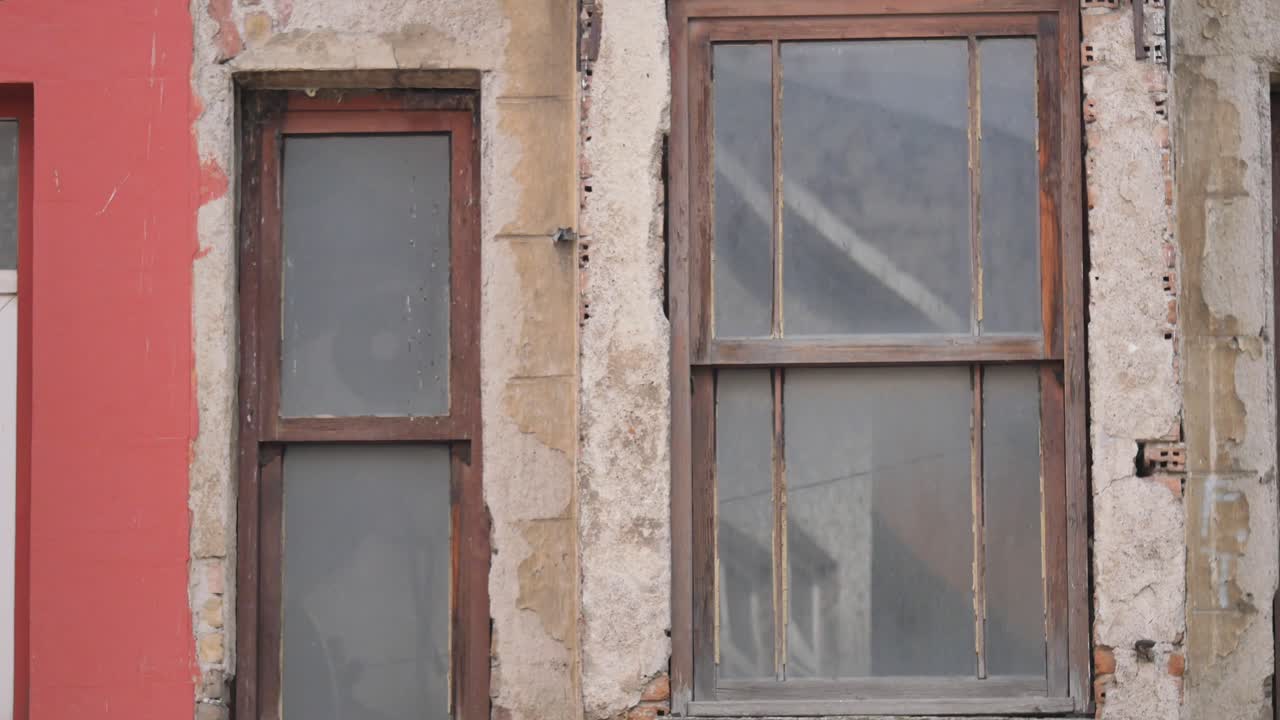 창문 이 있는 오래된 건물 앞면