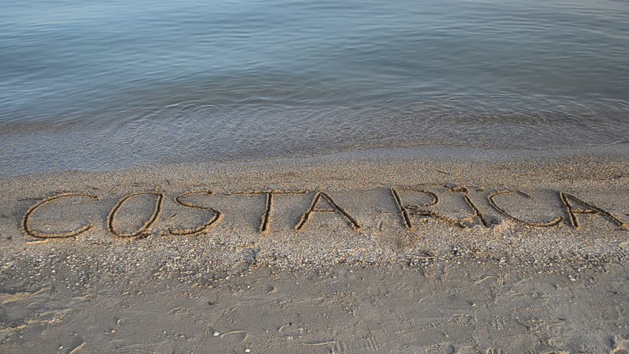 Kumda Kosta Rika yazısı. Kumdaki yazı, plaj.