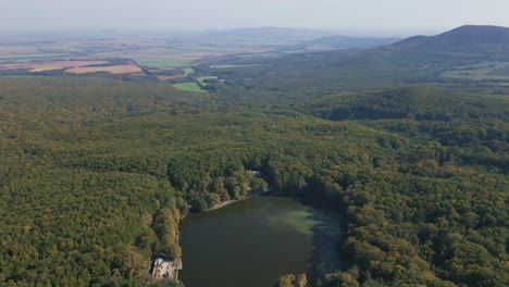 Vuelo-Aéreo-Sobre-Un-Lago-Con-Llamaradas-Solares