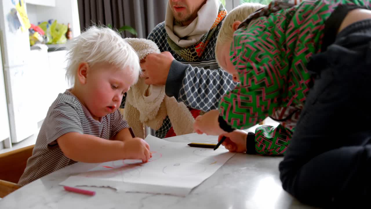 아버지 가 딸 에게 집 에서 스웨터 를 입히는 일 을 돕고 있다 4k