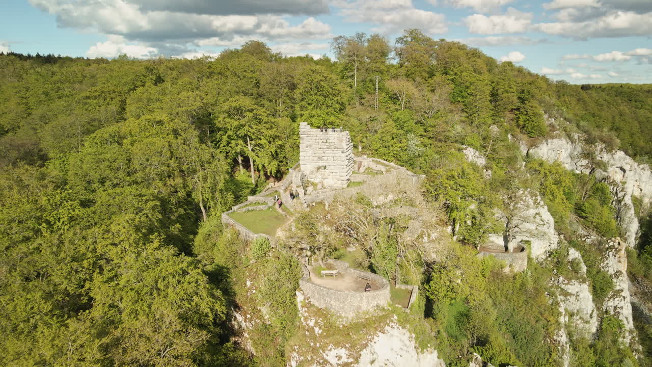 Ripresa epica in 4K UHD con drone in allontanamento dalle rovine del castello di Hohengundelfingen, che rivela scogliere boscose e il paesaggio dell'Alb Sveva nella Große Lautertal.
