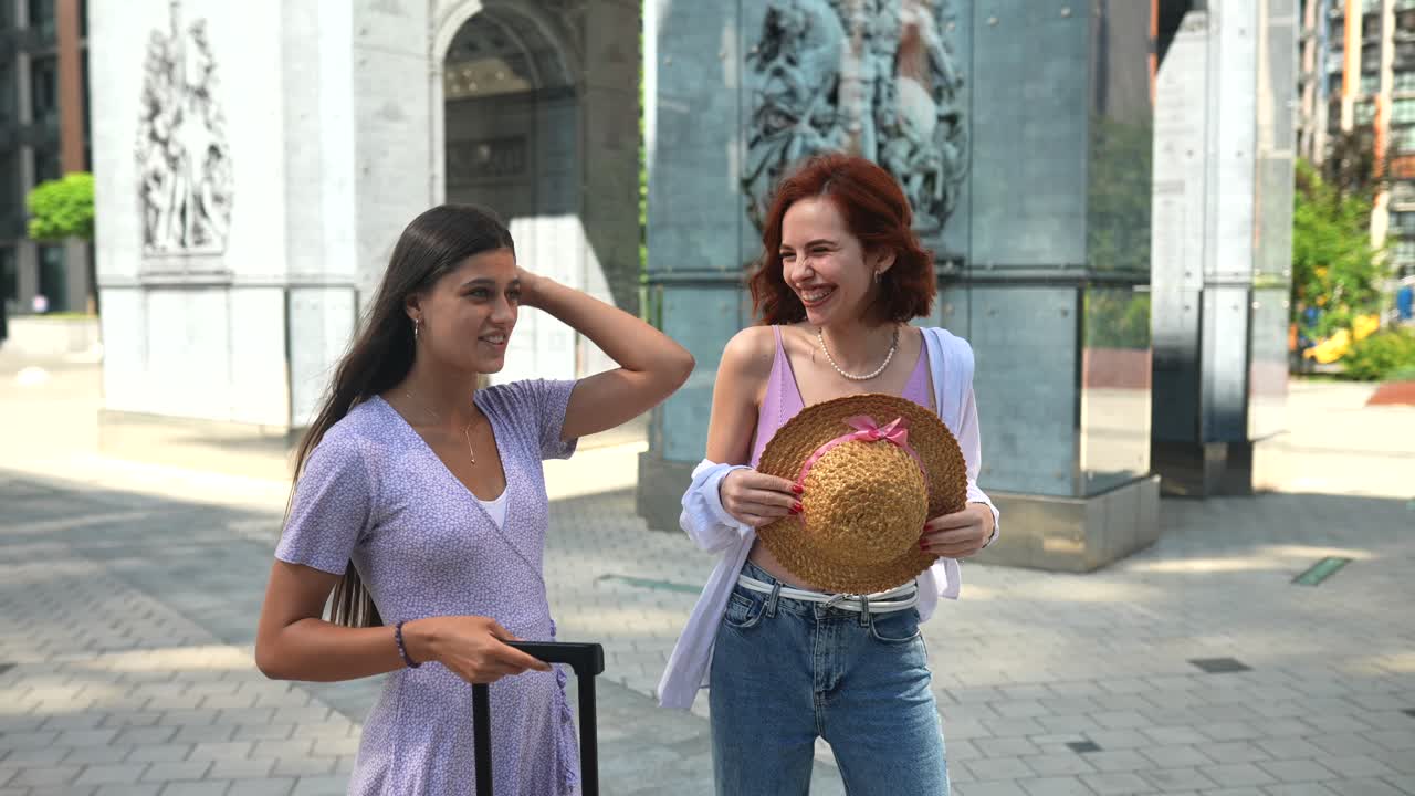 dos mujeres jóvenes en un viaje a la ciudad