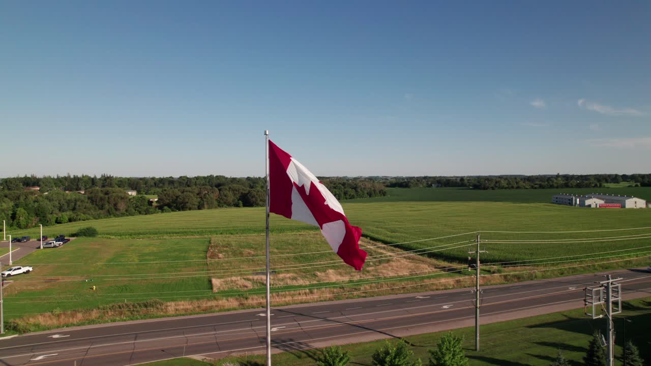 la bandera de canadá en el ontario rural, 4k