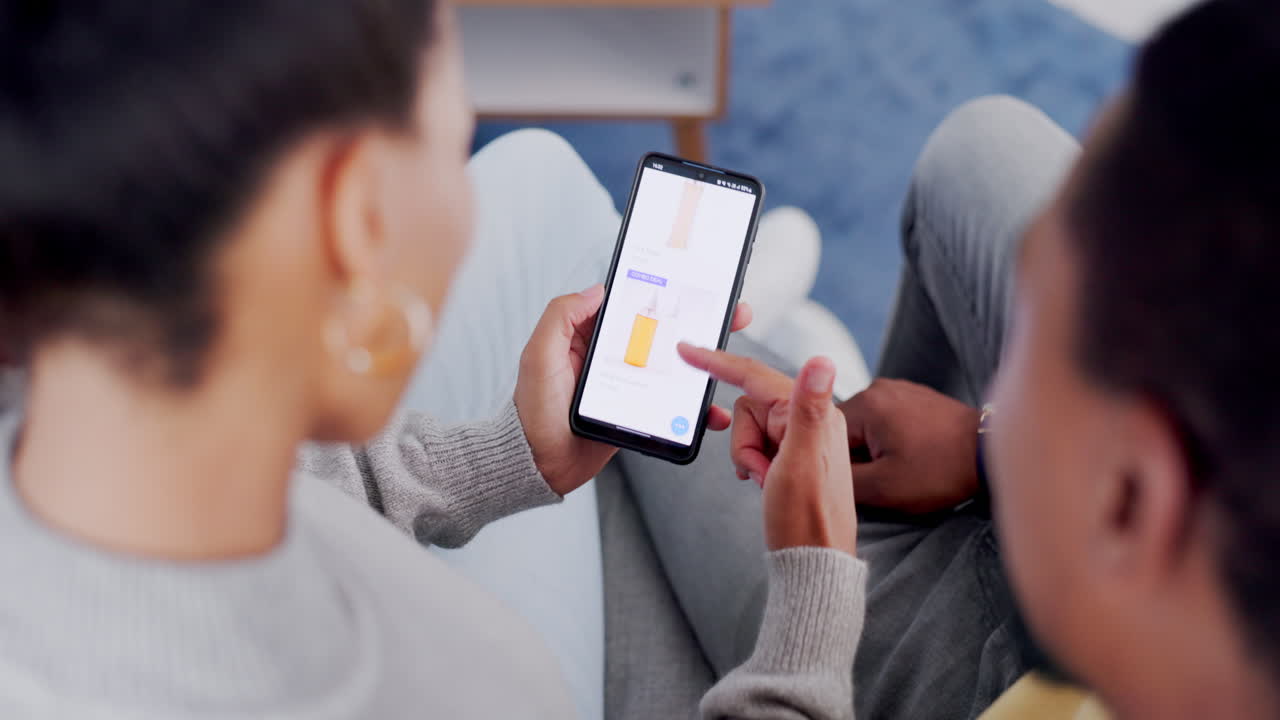 gastos generales, teléfono y compras en línea con una pareja