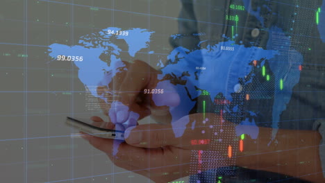 animación de datos financieros y mapa del mundo sobre las manos de un hombre biracial usando un teléfono inteligente