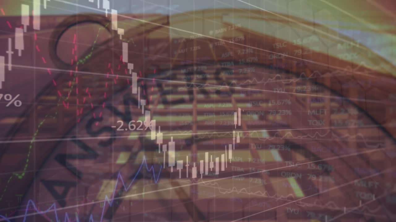 на видео показаны финансовые данные, обрабатываемые на фондовом рынке на черном фоне.
