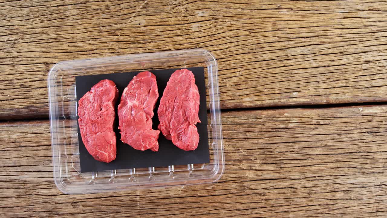 bistecca di manzo in contenitore di plastica