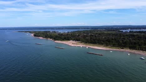 el parque estatal presque isle es una península arenosa de 3,200 acres que se arquea hacia el lago erie.