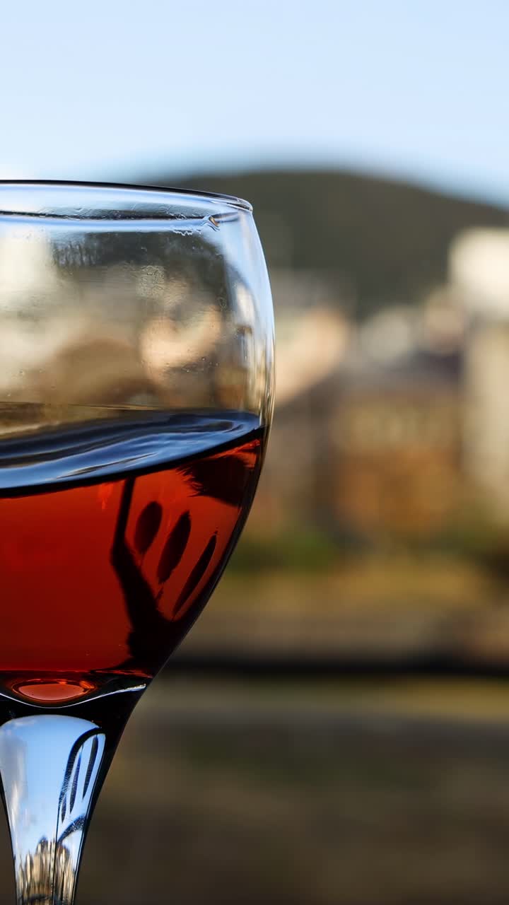 Un bicchiere di vino distorce lo sfondo creando un'illusione.