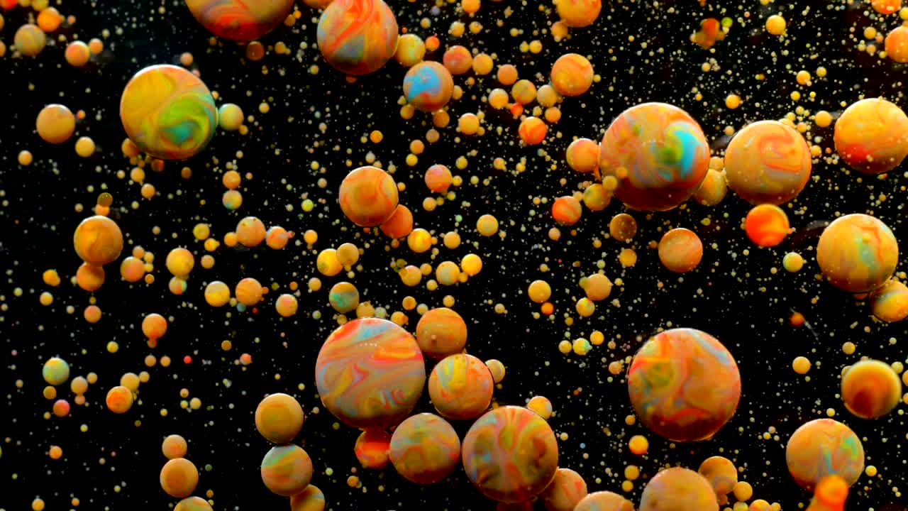 느린 움직임 밝은 색상 거품 오일 아름다운 페인트 우주 색 움직이는 다채로운 근접. 아크릴 페인트. 환상적인 최면 표면. 추상적인 다채로운 페인트 변형 구조 거품.