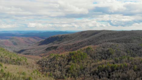 4k-Luftdrohnenvideo-Von-Klippen-Der-Verlorenen-Bucht-Auf-Dem-Blue-Ridge-Parkway-In-Der-Nähe-Von-Linville,-NC