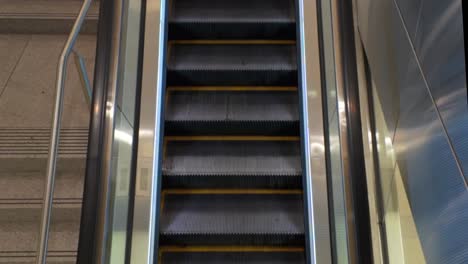 un tiro interior de escaleras al lado de una escalera mecánica en movimiento