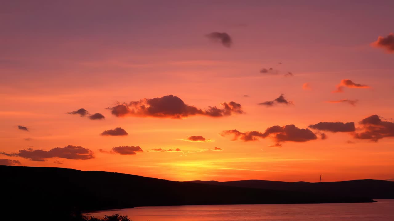 물 위의 아름다운 일몰