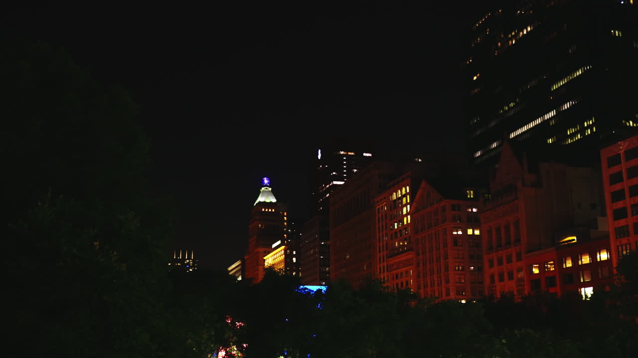 높이 불이 켜진 타워가 밤에 시카고의 거리를 비춥니다.