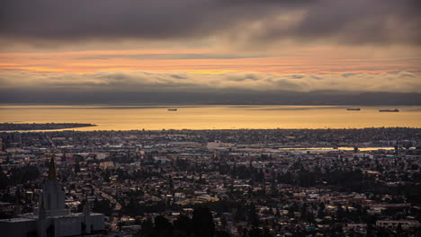 Bahía-De-San-Francisco-Vista-Desde-Oakland-California:-Lapso-De-Tiempo-De-Nubes-Bajas-Y-El-Sol-Reflejándose-En-El-Océano