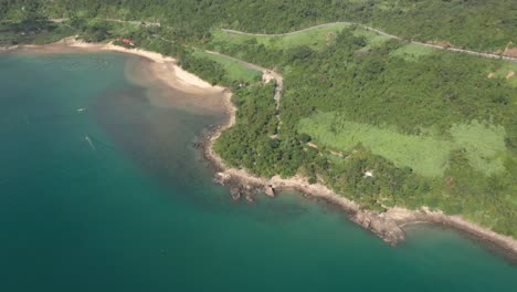 Drohne-Fliegt-über-Wunderschöne-Küste-Mit-Kristallklarem-Blauem-Wasser-Und-Kleinen-Fischerbooten-Und-Fischern-In-Südostasien