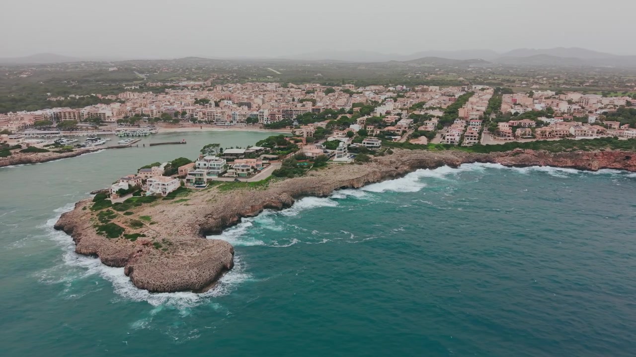 Vista aerea di una città costiera e di una penisola rocciosa a Maiorca