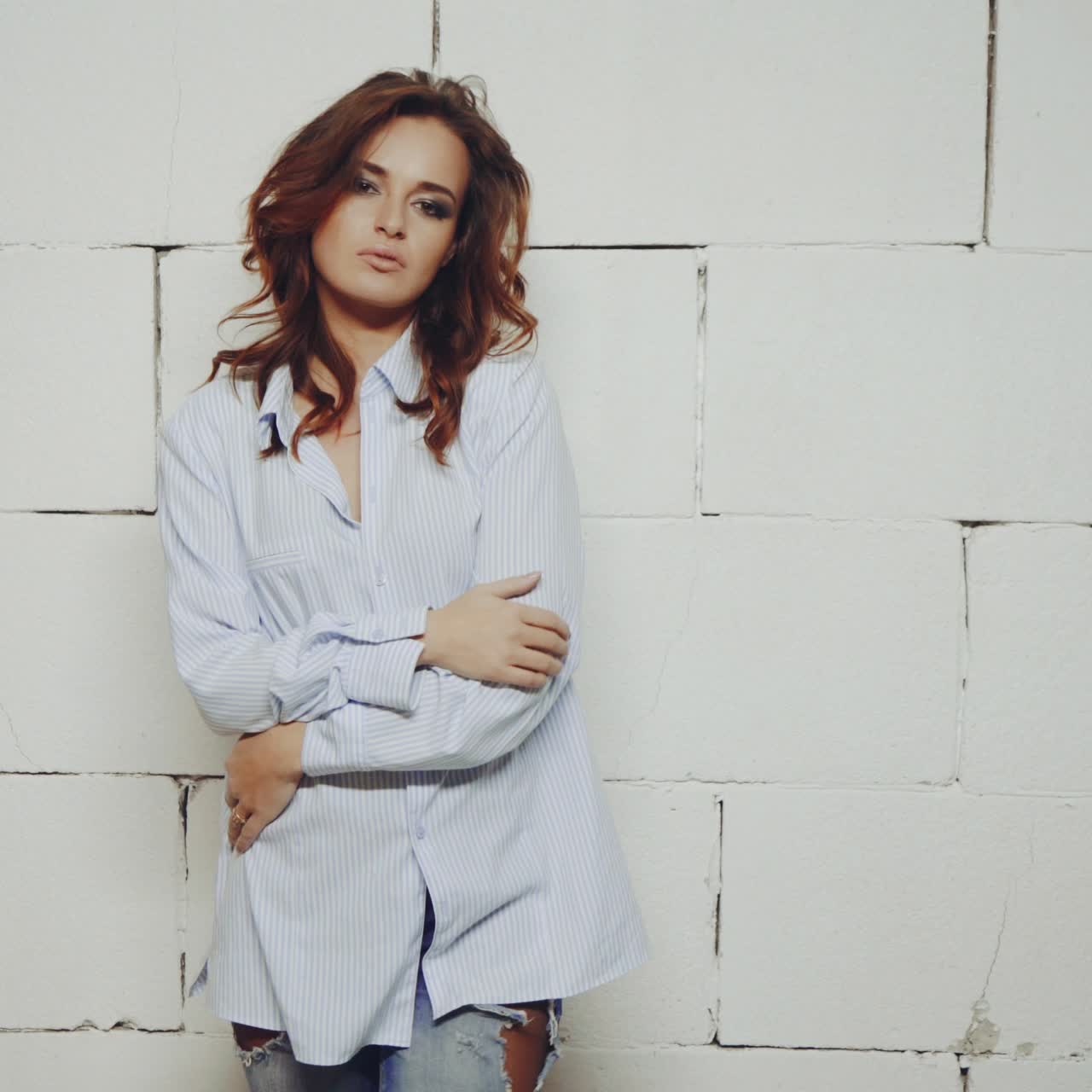 mujer posando en el estudio